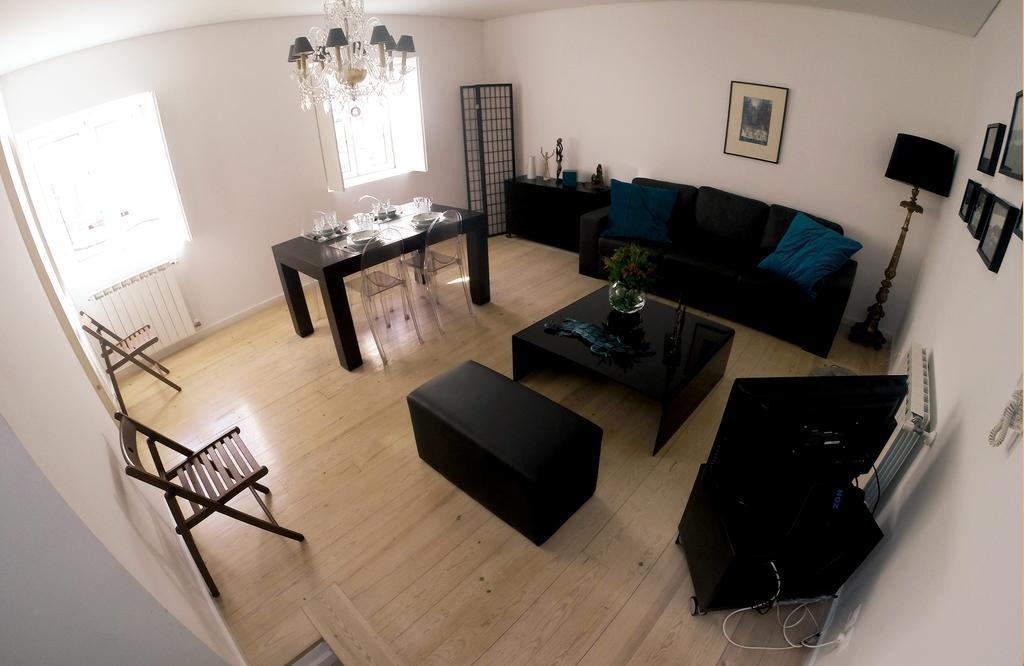 Triplex With Garage - Praça Flores Lisboa